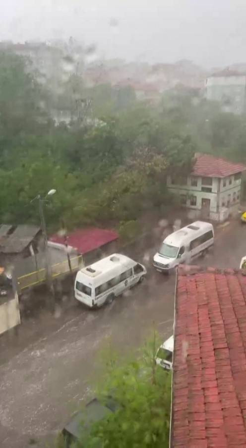 İstanbul'da sağanak hayatı felç etti! Araçlar sular altında kaldı - Resim: 27